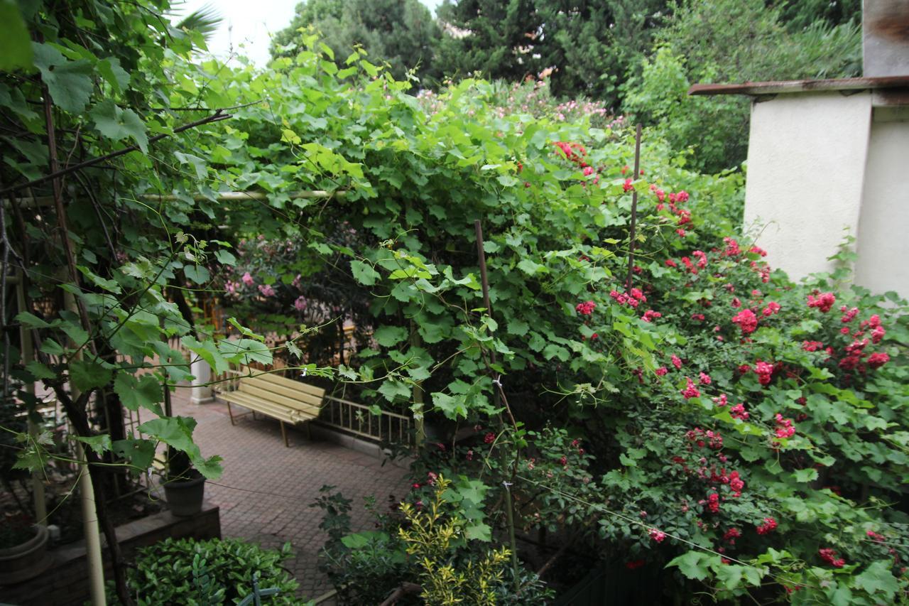 Guesthouse Different Tbilisi Exterior foto