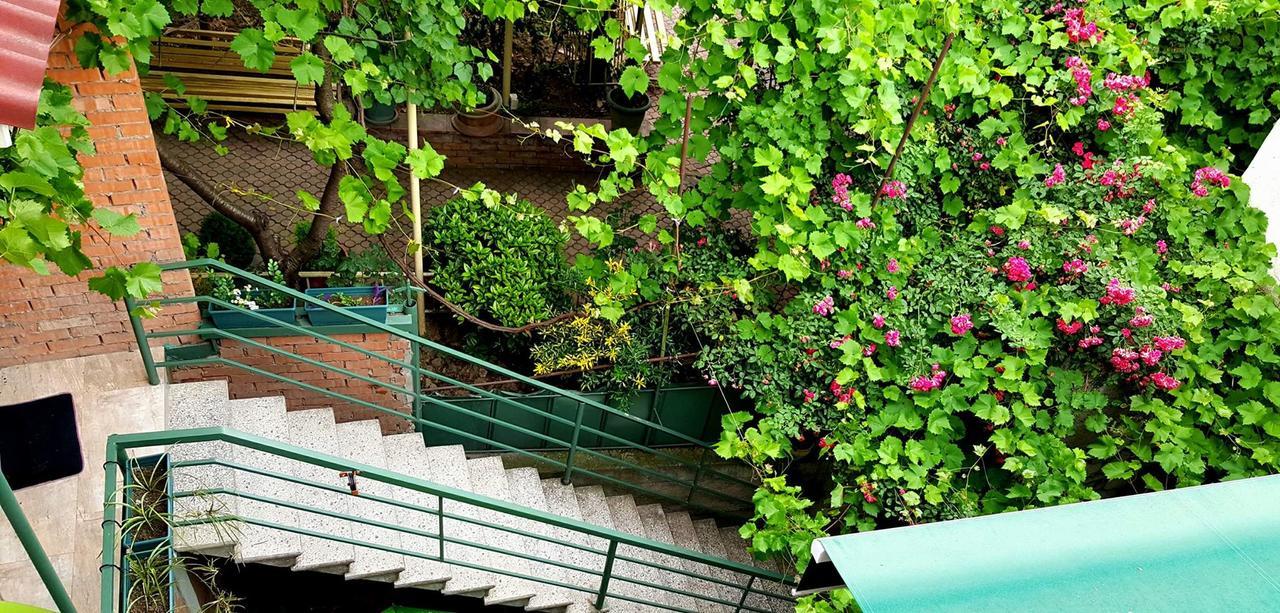 Guesthouse Different Tbilisi Exterior foto