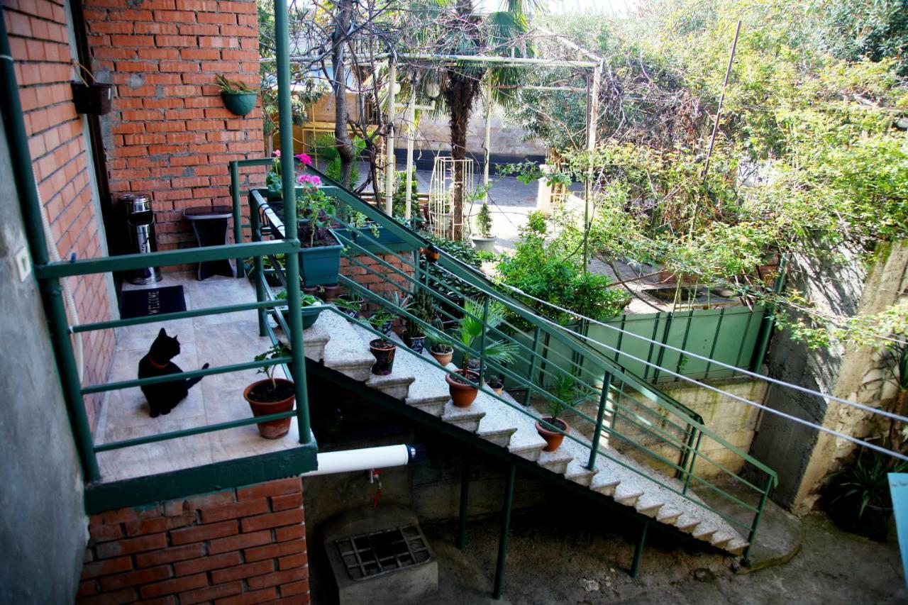 Guesthouse Different Tbilisi Exterior foto